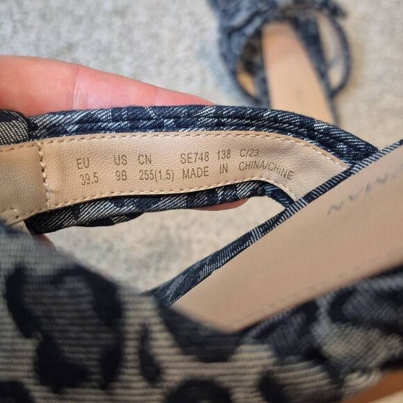 Stuart Weitzman Bandeau T-strap Slide in Leopard Printed Denim Size 9 - Picture 6 of 7